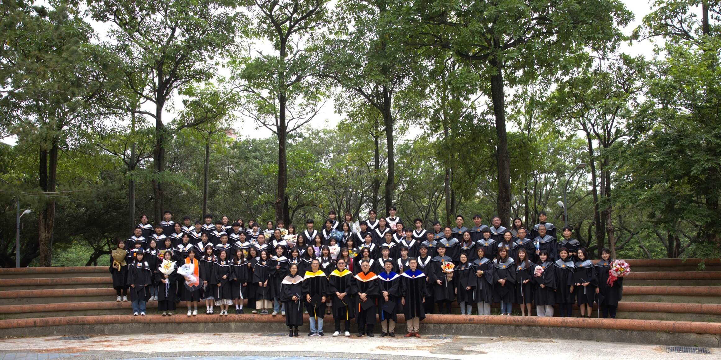 中興大學校園階梯前全體畢業生合照