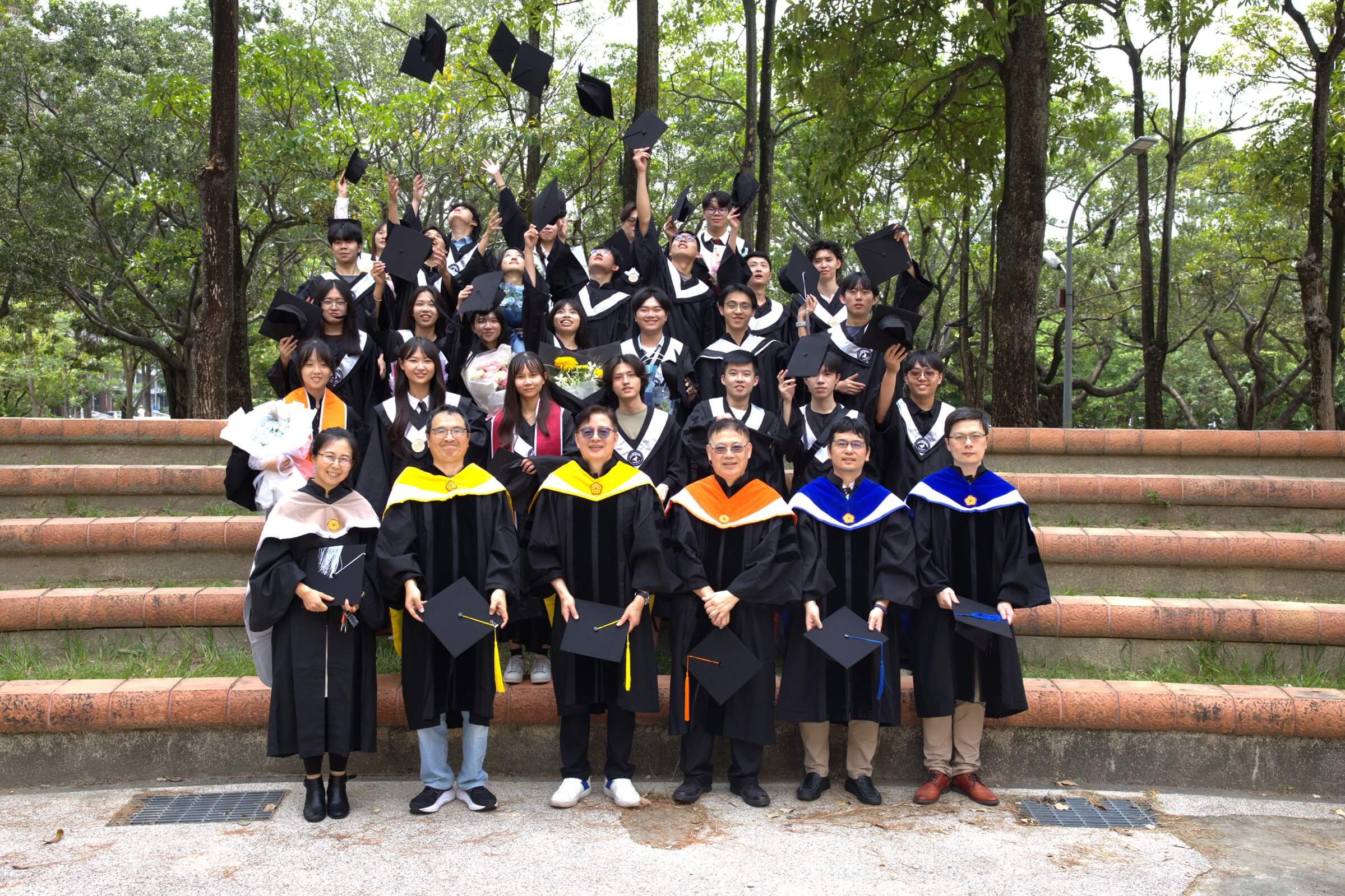 中興大學校園中畢業生與師長合影